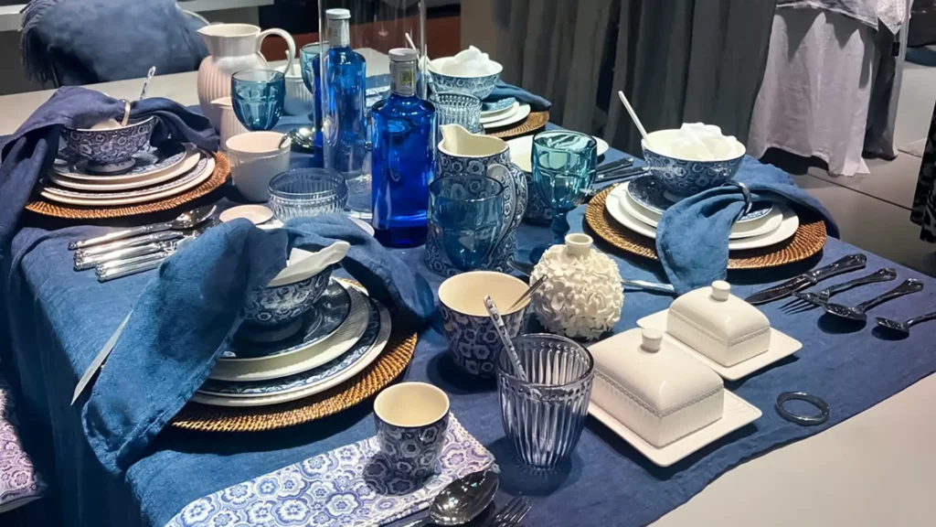 Tischdeko im griechischen Blau und Weiß Farbstil