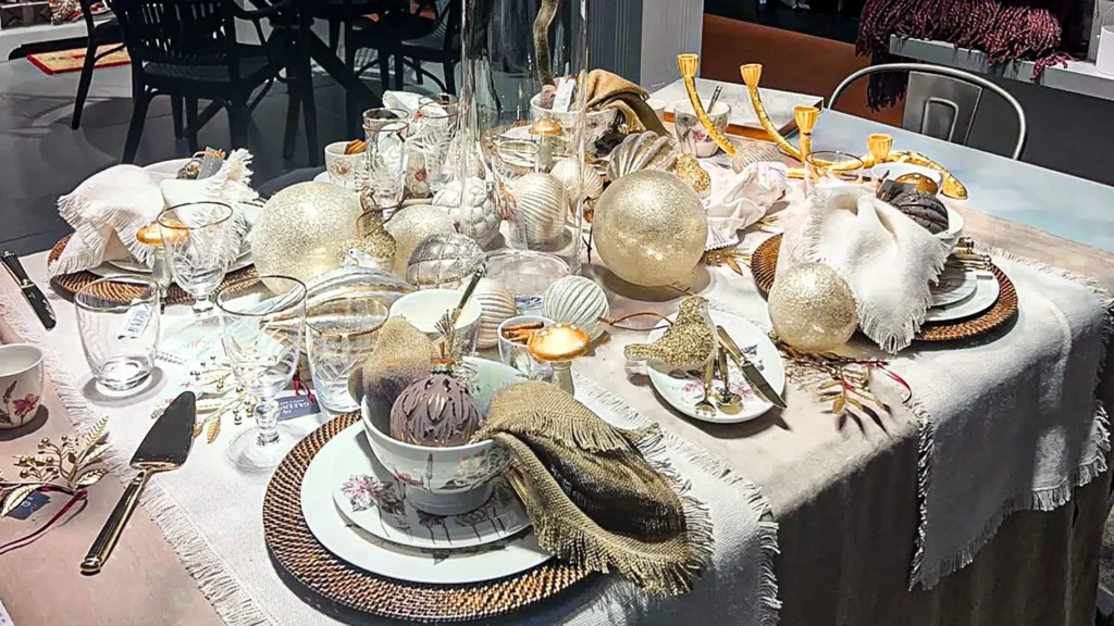 goldene Tischdeko für den Winter mit Stofftischdecke