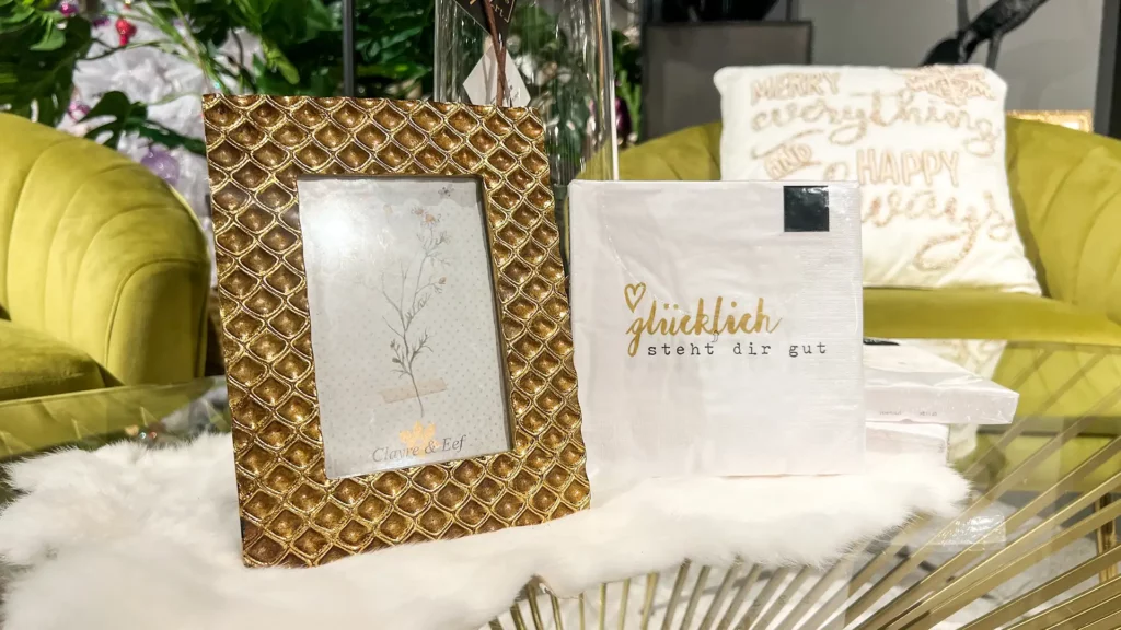 goldene Bilderrahmen mit Servietten als Geschenk - Living Art Magdeburg