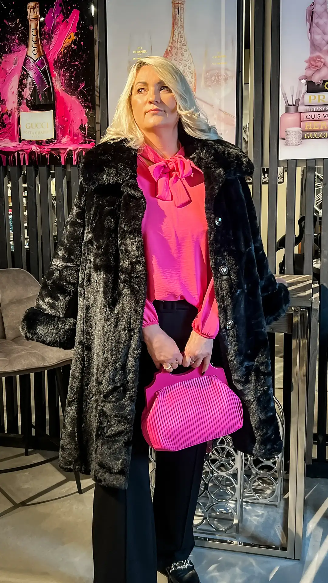 Fashion Service bei Living Art - Rosa Outfit mit schwarzem Mantel Fashion Service bei Living Art - Rosa Outfit mit schwarzem Mantel